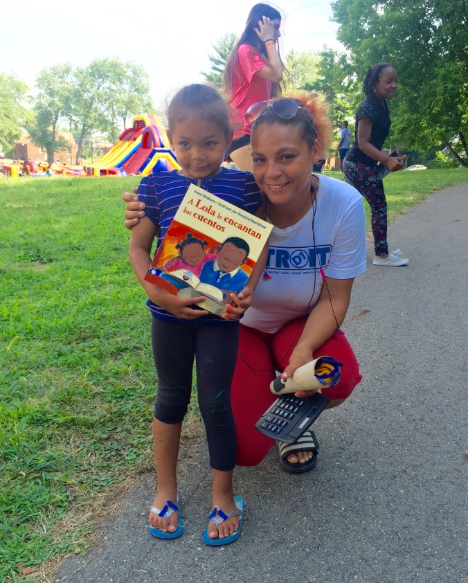 A Lola le encantan los cuentos!